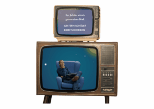 Zwei Fernseher auseinander. Oben: Zwei Beispielsätze - einer in DGS Grammatik und einer in deutscher Schriftsprache. Unten: Ein Mann in einem Sessel. David denkt nach.